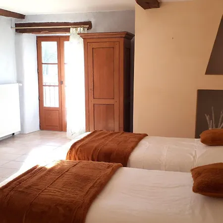 לינה וארוחת בוקר Domaine De Montvianeix 3*